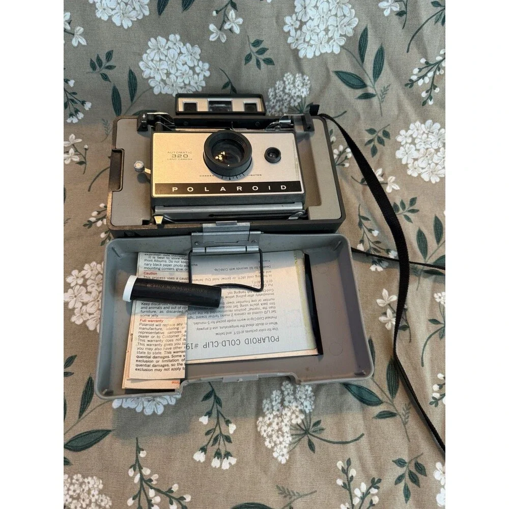 Vintage Polaroid automatic 320 Land Camera (as is untested) E859
